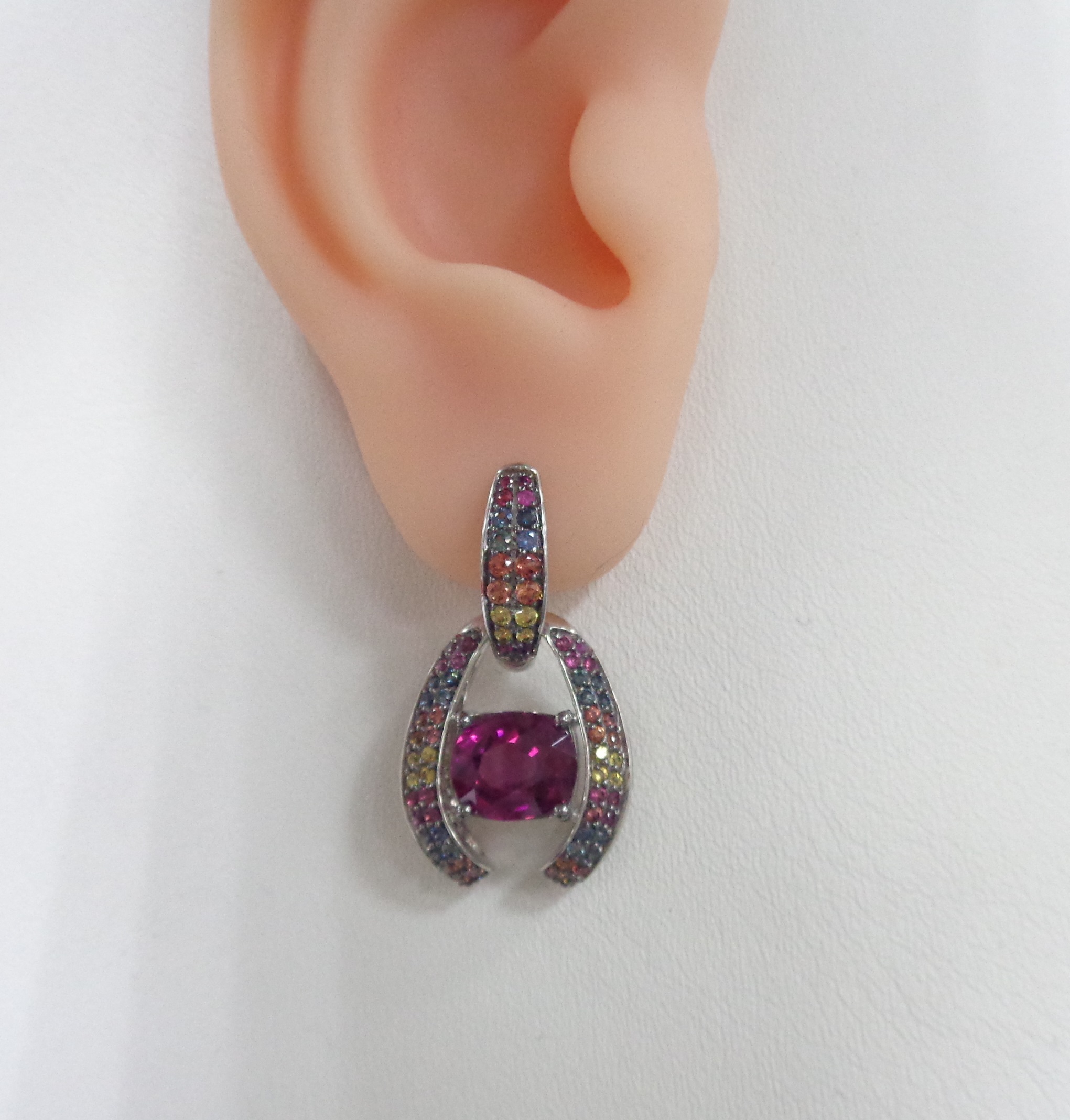 Серьги из белого золота с родолитами и мультисапфирами